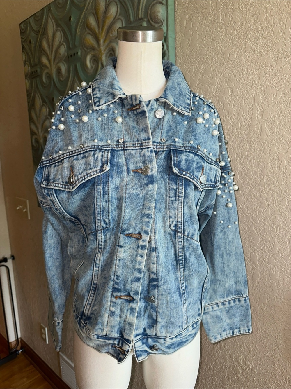 VERVERET Pearl-Embellished Acid Wash Denim Jacket - Light Blue